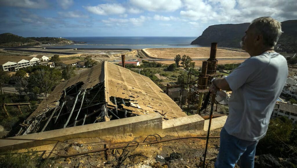 Panorámica de lo que queda de la bahía Portmán al fondo, y en primer término, instalaciones abandonadas de la mina