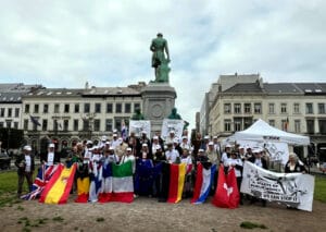 Concentración internacional en Bruselas exigiendo una moratoria sobre las macrorenovables.