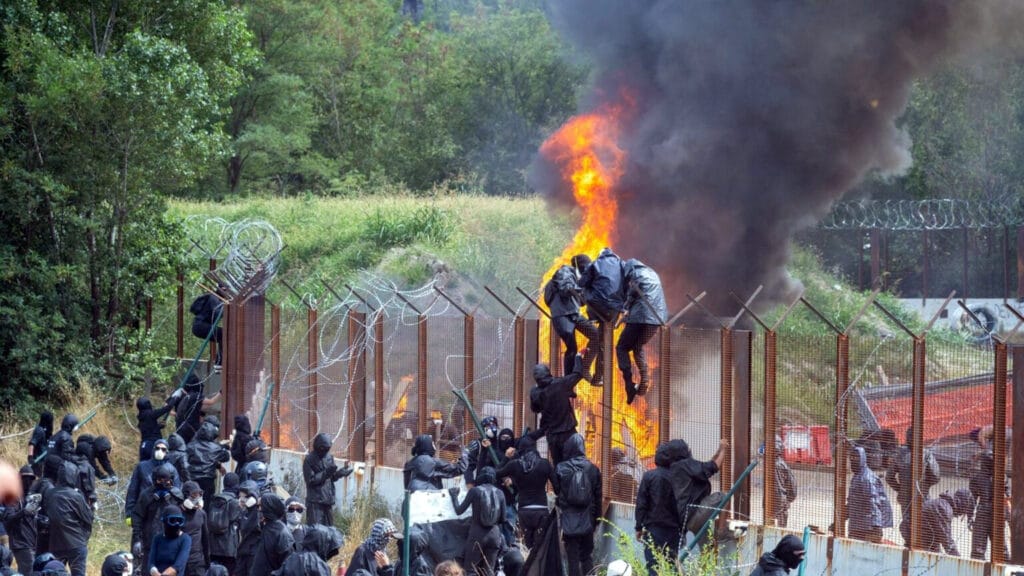 Manifestantes acceden a las obras del TAV en Val di Susa.