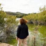 Una vecina contempla el agua contaminada por cianobacterias en As Conchas -Lobeira. ÓSCAR CORRAL.