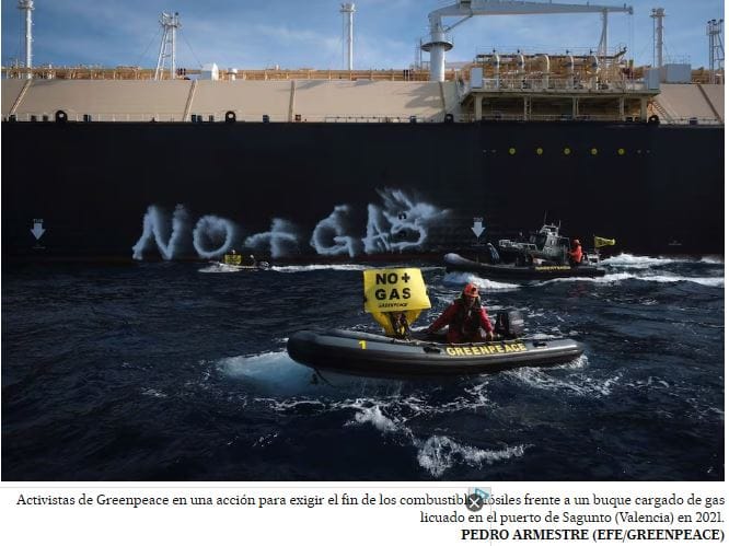 Activistas de Greenpeace en una acción para exigir el fin de los combustibles foósiles.