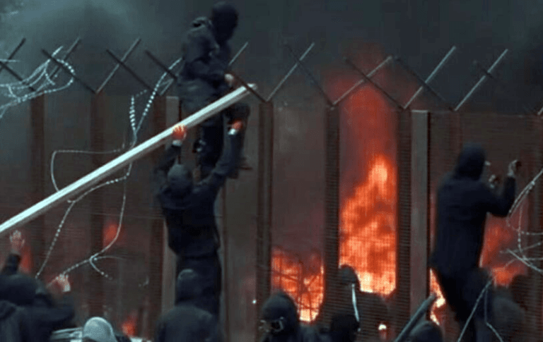 Manifestantes acceden a las obras del TAV.