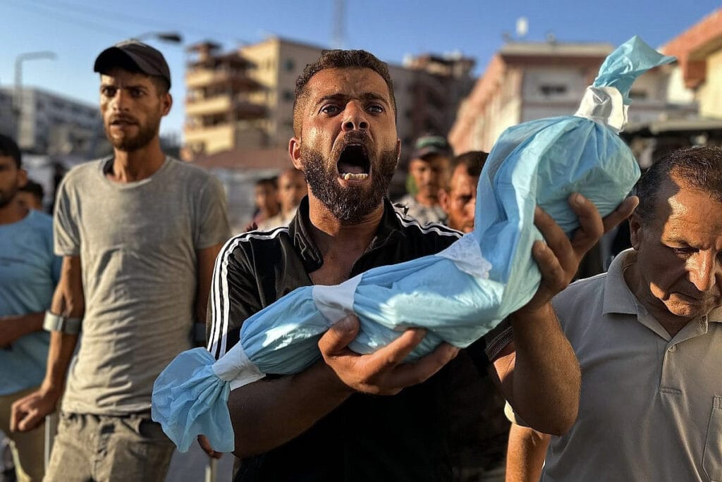 El tío de Fadi Al-Najjar, de tres meses, sostiene su cuerpo tras morir de desnutrición en el Complejo Médico Nasser de Khan Yunis, en la Franja de Gaza, el 19 de julio de 2025.