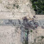 Vista aérea de la acción de Revoltes de la Terra contra la fábrica proyectada por Lotte Chemical Corporation.