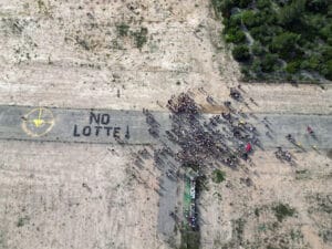 Vista aérea de la acción de Revoltes de la Terra contra la fábrica proyectada por Lotte Chemical Corporation.