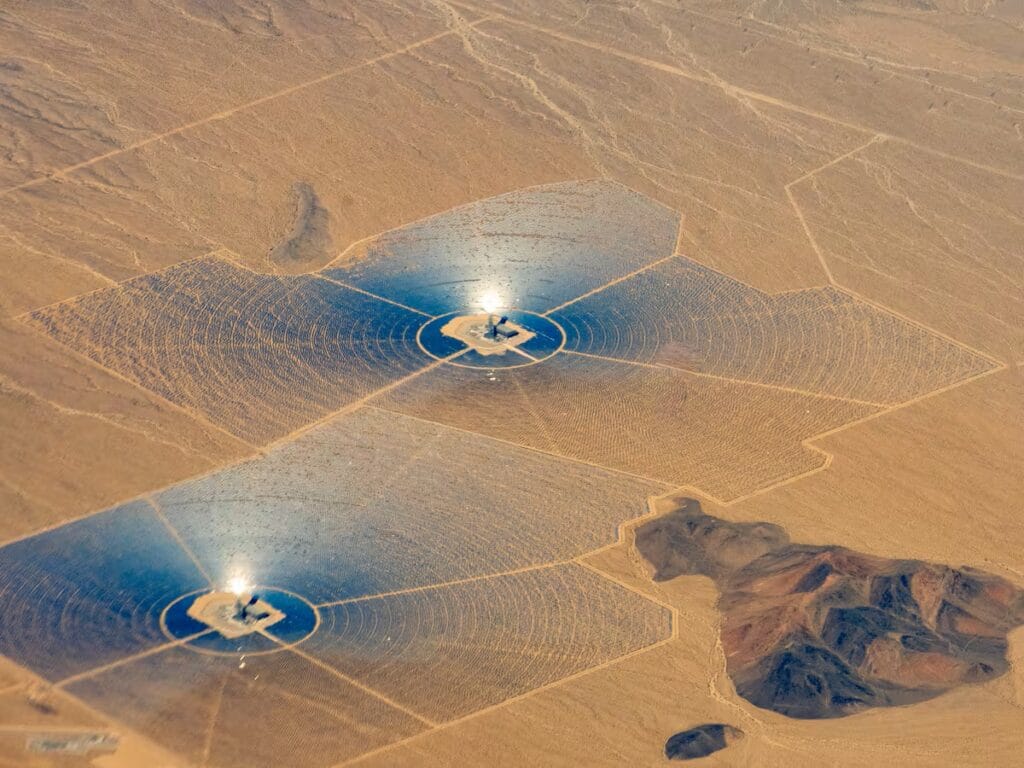 Vista aérea de la planta de energía solar térmica de Ivanpahin, desierto de Mojave.