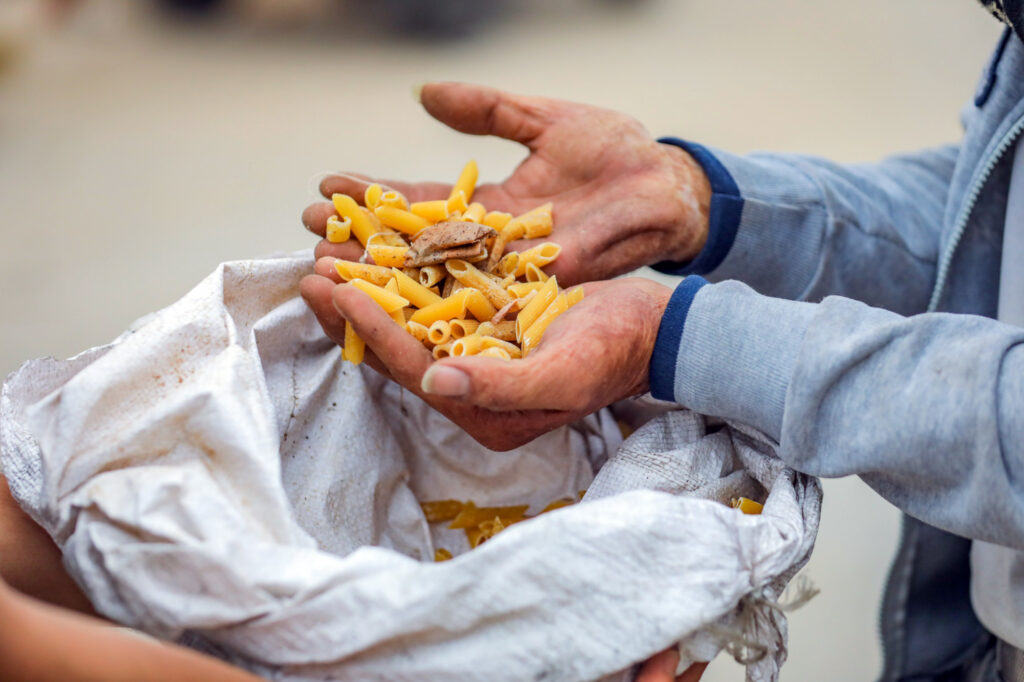 Palestinos reciben escasa ayuda en un punto de distribución de la Fundación Humanitaria de Gaza en el Corredor Netzarim, en el centro de la Franja de Gaza, el 9 de junio de 2025.