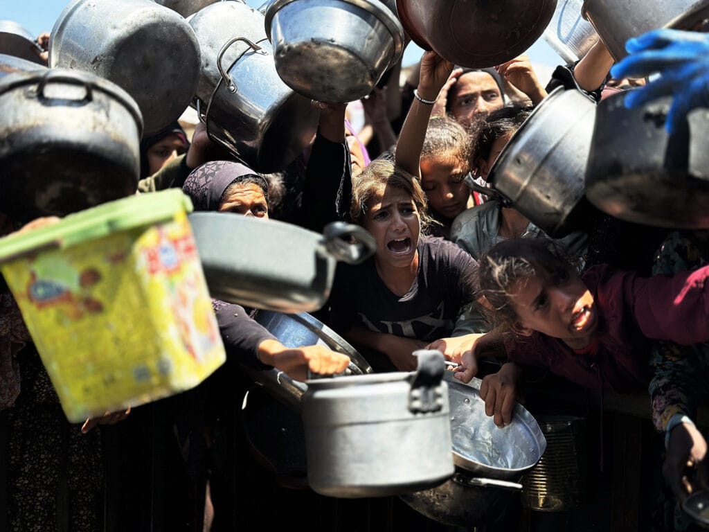 Palestinos se reúnen para comer en Tekiyat Al-Saada -Comedor Solidario-, Khan Younis, sur de la Franja de Gaza, el 21 de junio de 2025.