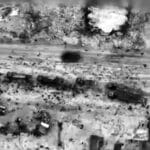 Cadáveres de palestinos durante la masacre de la harina, cerca de camiones de ayuda humanitaria y de los tanques israelíes.