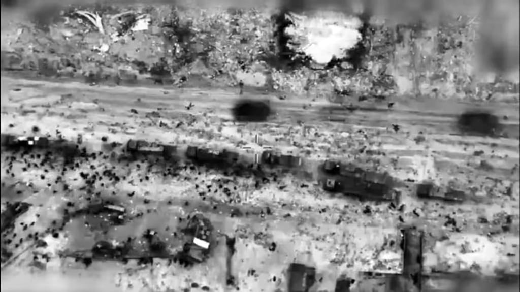 Cadáveres de palestinos durante la masacre de la harina, cerca de camiones de ayuda humanitaria y de los tanques israelíes.