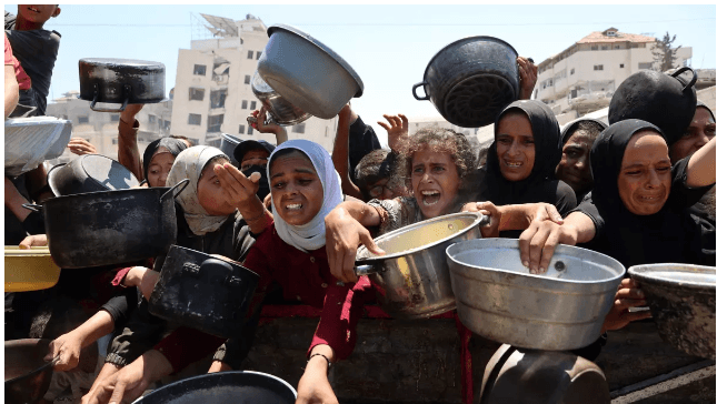 Colas para conseguir un poco de sopa de lentejas, en la ciudad de Gaza, este 2 de agosto OMAR AL- QATTAA.