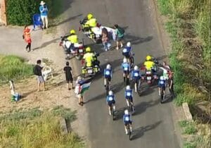 Una protesta contra el genocidio en Gaza corta el paso al equipo ciclista de Israel en La Vuelta.