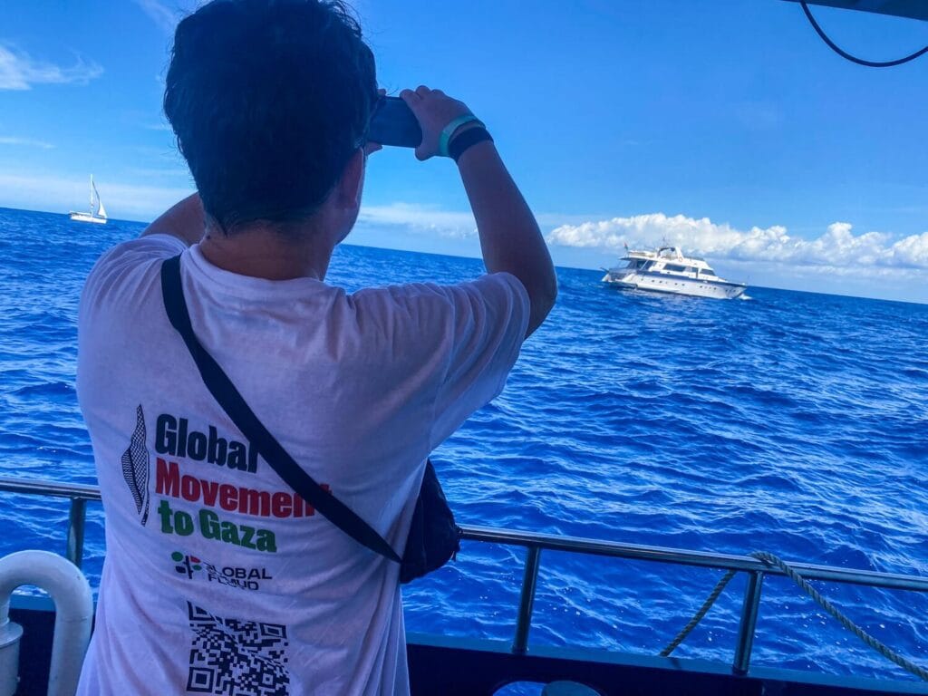 Los barcos navegan juntos y tratan de no perder el contacto visual unos de otros - Mauricio Morales.