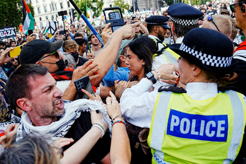 Manifestantes propalestinos se enfrentaban este sábado a la policía en una manifestación en Londres - Carlos Jasso (REUTERS).