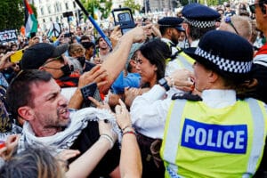 Manifestantes propalestinos se enfrentaban este sábado a la policía en una manifestación en Londres