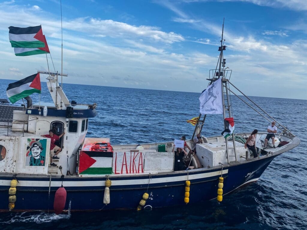Uno de los barcos que forma parte de la Global Sumud Flotilla navega por el Mar Mediterráneo - Mauricio Morales.