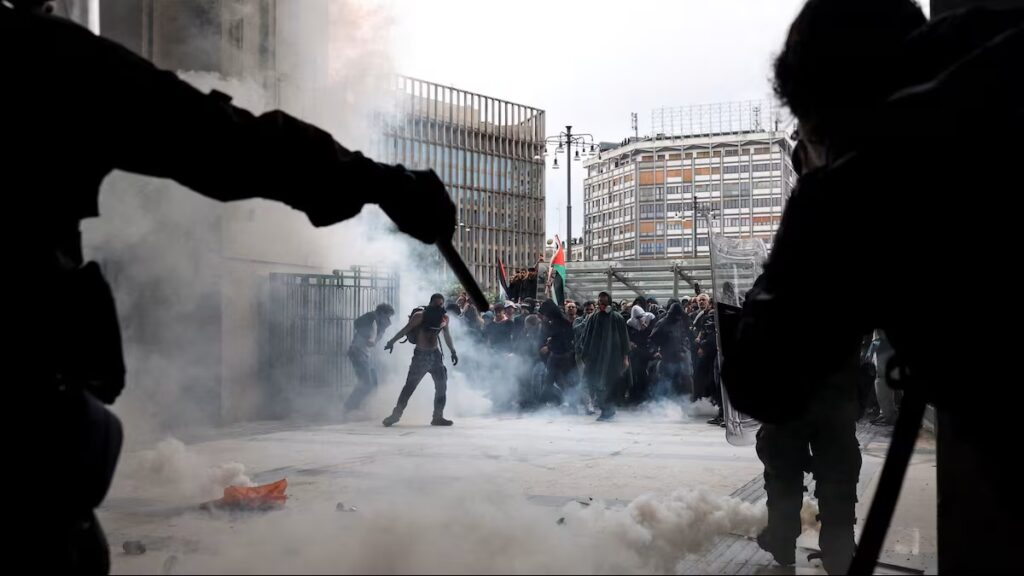 3Enfrentamientos entre manifestantes pro-Palestina y antidisturbios en la estación de tren de Milán.