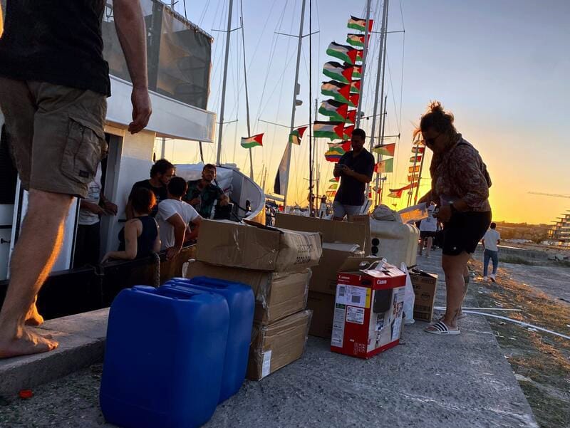 La tripulación preparando las embarcaciones para zarpar.