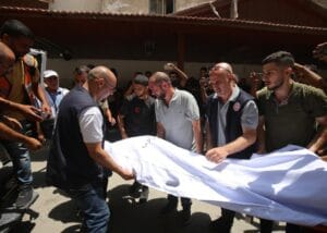 Víctima del bombardeo israelí de la parroquia católica de Gaza.
