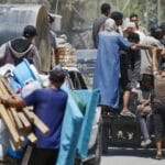 Gazatíes huyendo de los bombardeos israelíes (UNRWA).