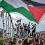Miles de personas en ciudades de todo el mundo salen a las calles apoyando la Flotilla Global Sumud mientras zarpan rumbo a Gaza.