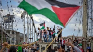 Miles de personas en ciudades de todo el mundo salen a las calles apoyando la Flotilla Global Sumud mientras zarpan rumbo a Gaza.