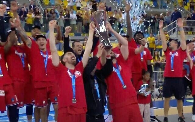 Los jugadores del equipo de baloncesto del Hapoel Tel Aviv celebran su victoria en la Eurocopa, el 11 de abril de 2025, tras derrotar al equipo español Gran Canaria en la final.