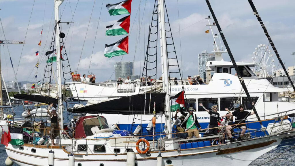 La Global Sumud Flotilla reemprende su viaje hacia Gaza entre amenazas por ‘terroristas’ del gobierno israelí.