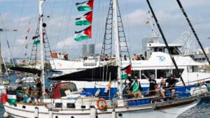 La Global Sumud Flotilla reemprende su viaje hacia Gaza entre amenazas por ‘terroristas’ del gobierno israelí.